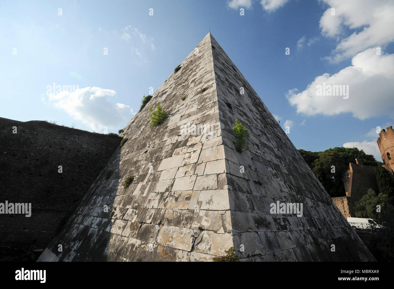 Piramide di Caio Ponte Cestio ou Piramide Cestia (Pyramide de Cestius) dans le centre historique de Rome dans la liste du patrimoine mondial par l'UNESCO, à Rome, Italie. Le 29 avril Banque D'Images