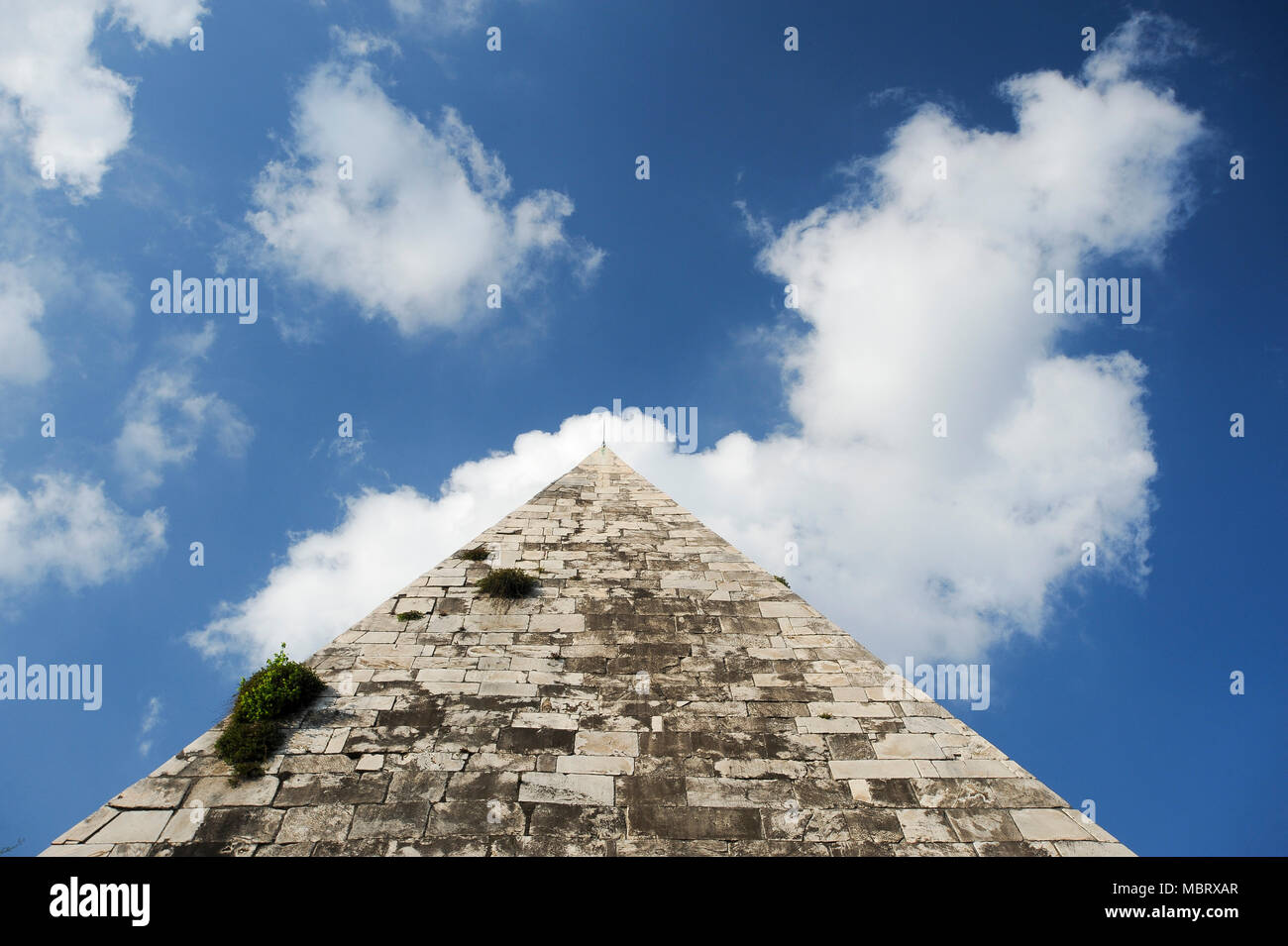 Piramide di Caio Ponte Cestio ou Piramide Cestia (Pyramide de Cestius) dans le centre historique de Rome dans la liste du patrimoine mondial par l'UNESCO, à Rome, Italie. Le 29 avril Banque D'Images