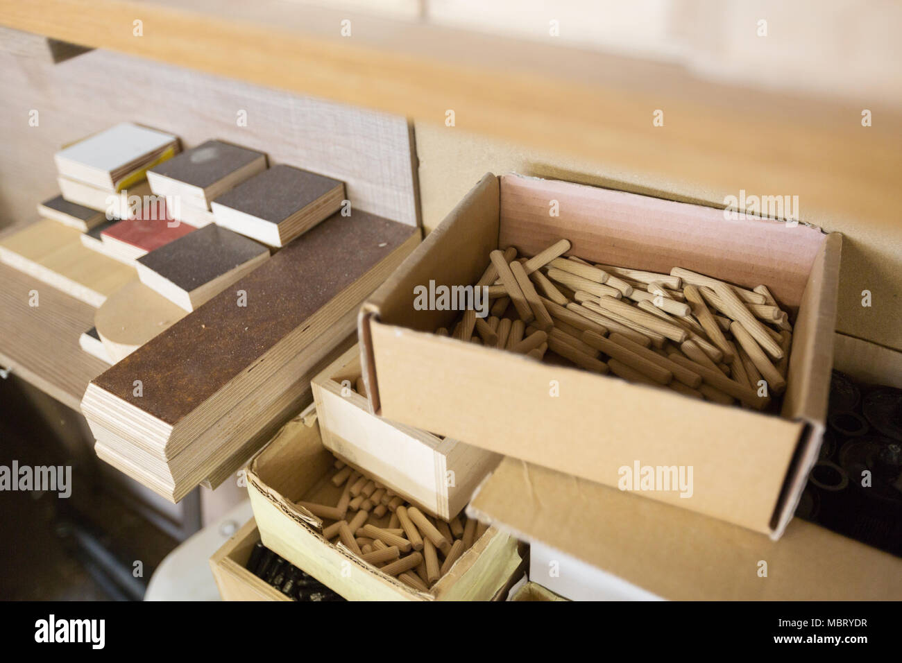 Chevilles en bois et des échantillons du travail d'atelier Banque D'Images