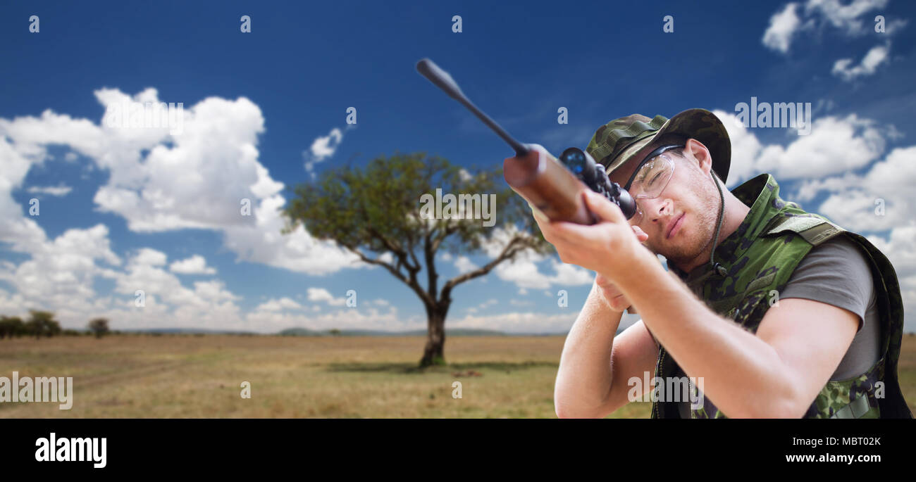 D'un soldat ou d'un chasseur et de tir ou d'armes à feu visant Banque D'Images