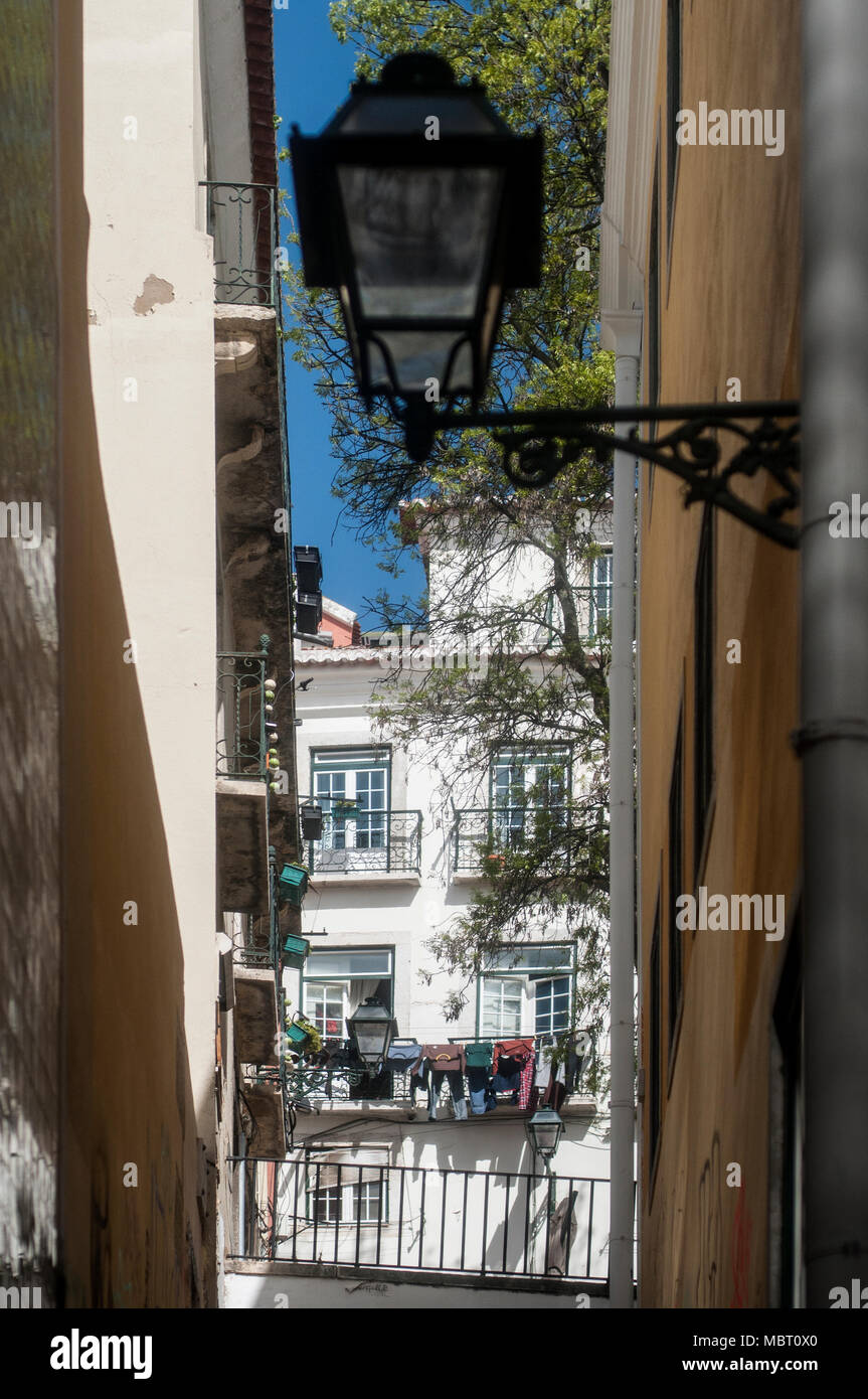 Peu alley à lanterne à Lisbonne Banque D'Images