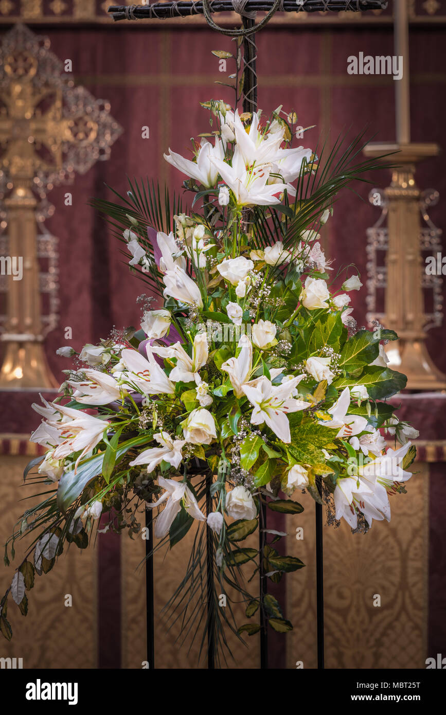 Fleur de pâques afficher en face de l'autel principal à l'église cathédrale de St Edmundsbury ( aka St Edmund, St James, St Dennis) à Bury St Edmund's, Banque D'Images