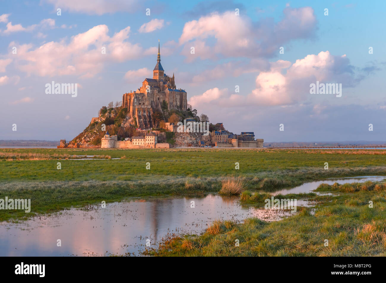 Le Mont Saint Michel au coucher du soleil, Normandie, France Banque D'Images