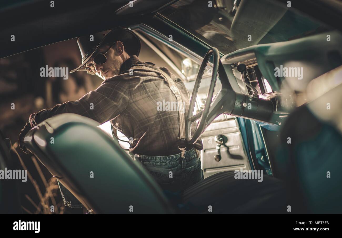 American Cowboy du Caucase dans la trentaine de pilotes portant des vêtements occidentaux et lunettes de coin intérieur American Classic Muscle Car. Campagne américaine e Banque D'Images