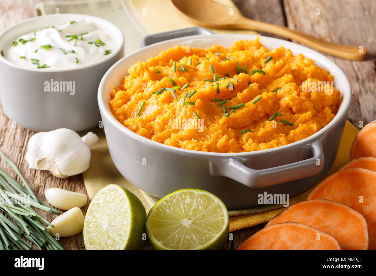 La patate douce bouillie avec des herbes, l'ail et de chaux libre dans une casserole sur une table horizontale. Banque D'Images