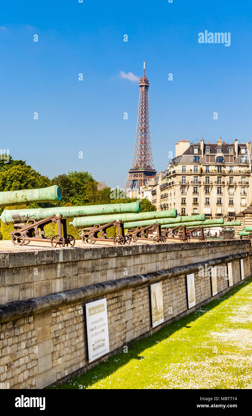 Canon napoléonien historique près de la résidence des invalides à la Tour Eiffel en arrière-plan Banque D'Images