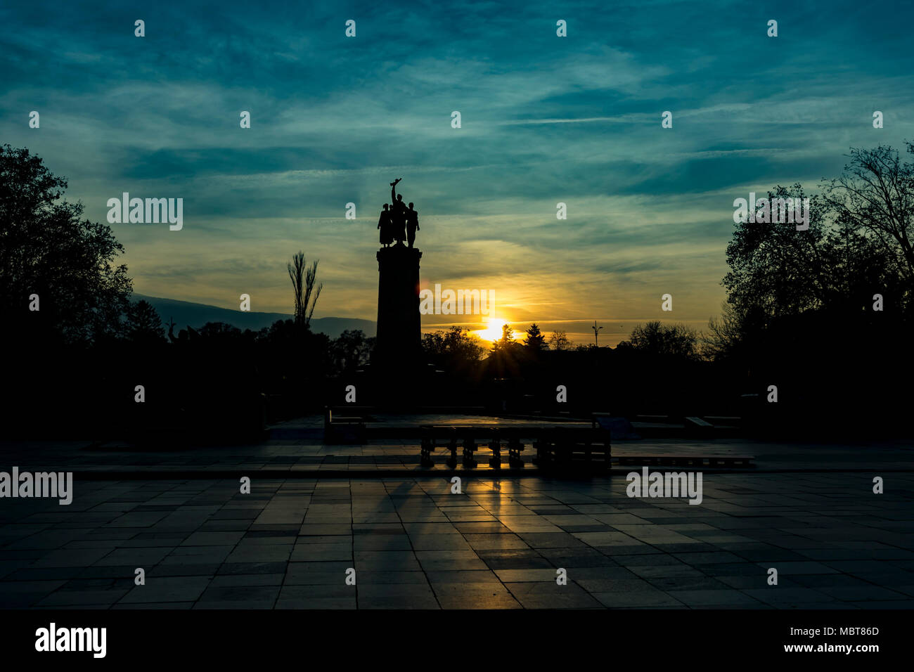 Le communisme controversé monument pendant le coucher du soleil à Sofia, Bulgarie Banque D'Images