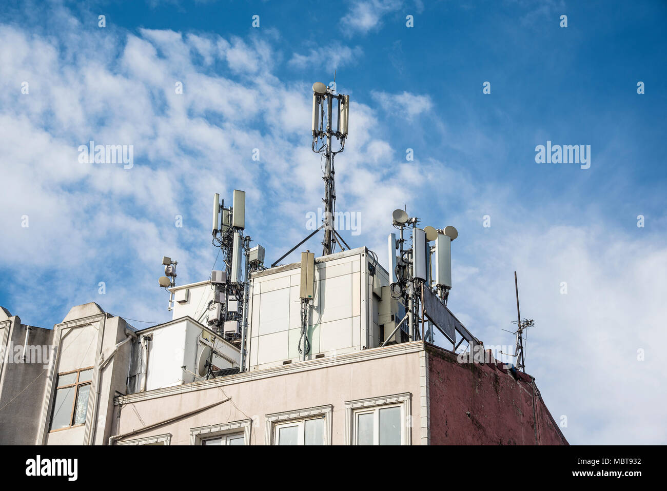 L'émetteur portable sur le toit de l'immeuble. Banque D'Images