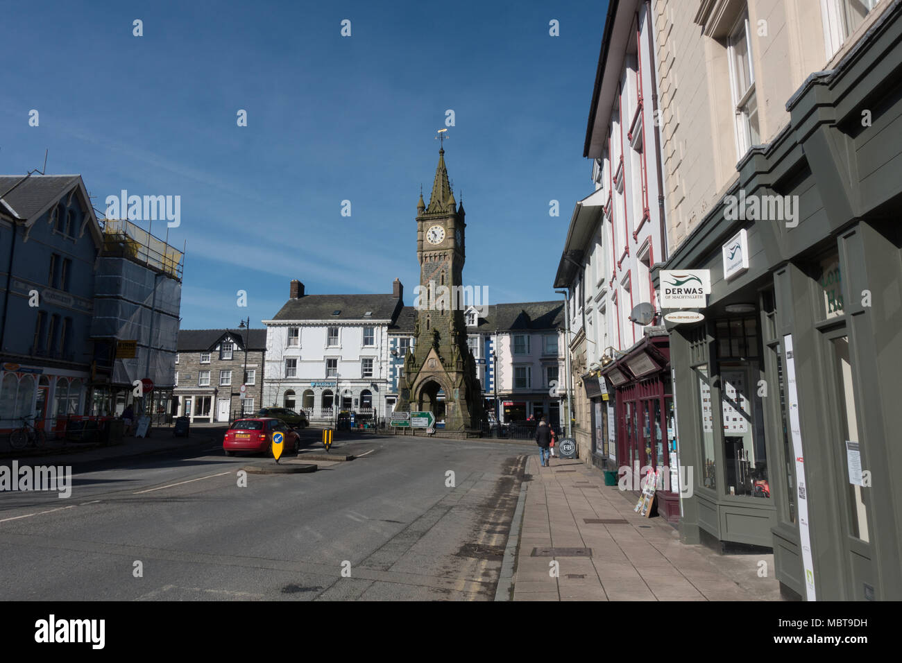 Machynlleth Rue principale avec des boutiques. Powys. Pays de Galles 2018 Banque D'Images