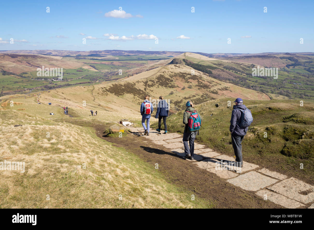 Les promeneurs sur la grande marche de la crête en direction de perdre Hill avec vue sur la Edale et espère que les vallées, Castleton, Peak District National Park Banque D'Images