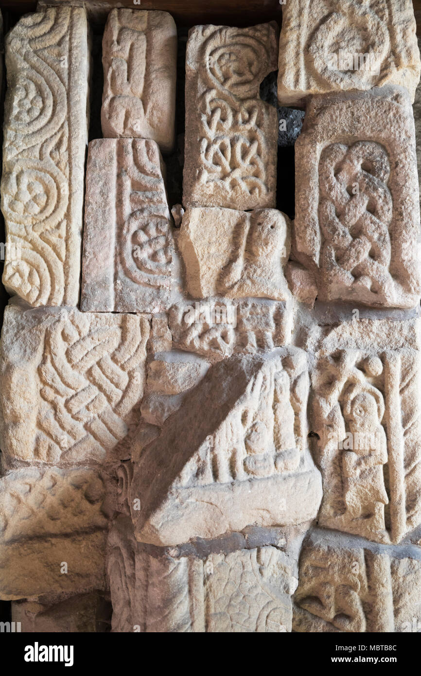 Anglo-saxonne et sculptés en pierre Norman fragments dans le porche de l'église All Saints, Bakewell, Derbyshire, Angleterre, Royaume-Uni, Europe Banque D'Images