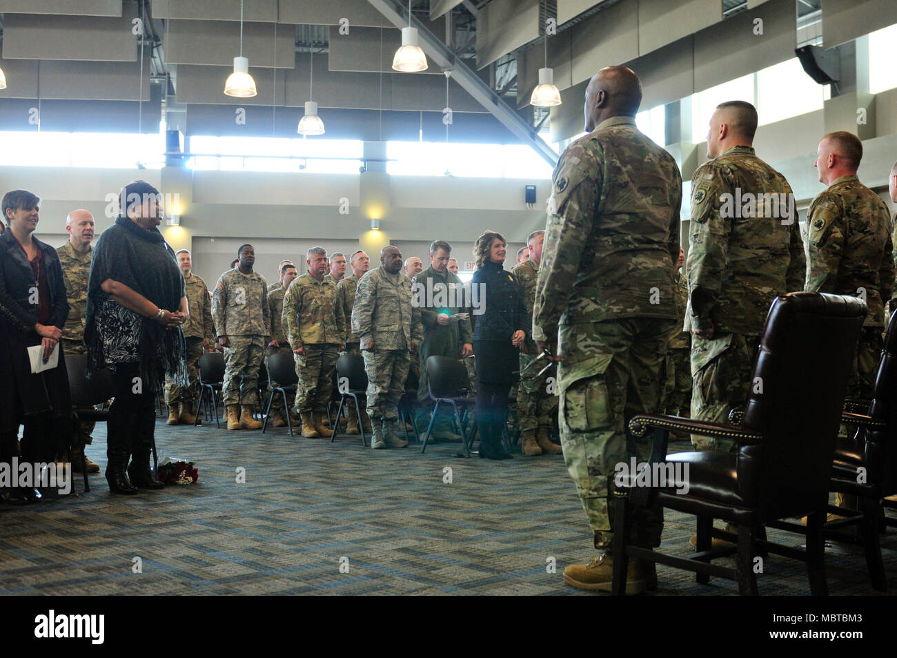 Centre de la Garde nationale d'argile, Marietta, Ga, le 7 janvier 2018 - Le Brigadier-général Randall C. Simmons Jr., sous-adjudant général, la Garde nationale de Géorgie, et sortant de sergent-major de commandement Phillip Stringfield, chanter la chanson de l'armée en face de sa famille, ses amis et ses collègues lors d'une cérémonie de changement de responsabilité. La Garde Nationale de Géorgie (photo par le Sgt. Amy King/ libéré) Banque D'Images