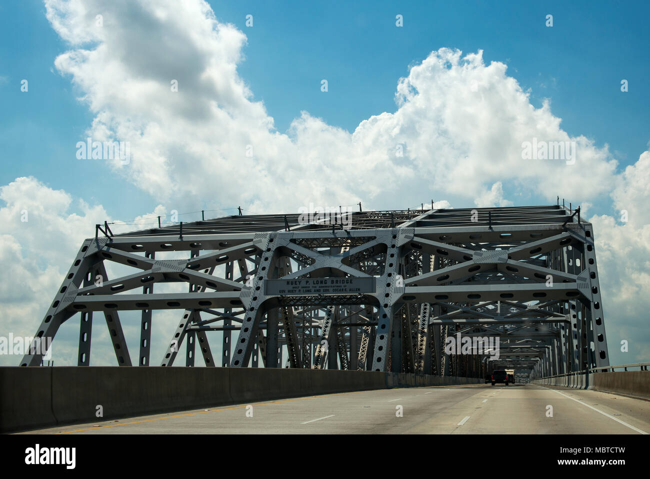 La conduite à travers le Huey P. long pont au-dessus de la rivière Missssippi en Louisiane, USA ; Concept pour road trip aux Etats Unis et en Louisiane Banque D'Images