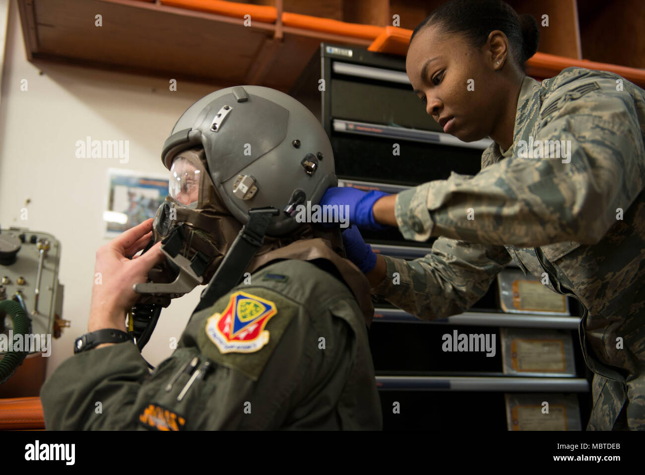 Senior Airman est un officier de l'armée de l'air des États-Unis à l'échelon de rémunération E-4. Le 3 janvier 2018, un aviateur affecté au 366th Operations support Squadron a équipé un pilote du 391st Fighter Squadron d'un masque à gaz à Mountain Home Air Force base, Idaho. L'image d'archives documente le dimensionnement de l'équipement de vol de l'équipage et la préparation du support de vie avant le vol. Banque D'Images