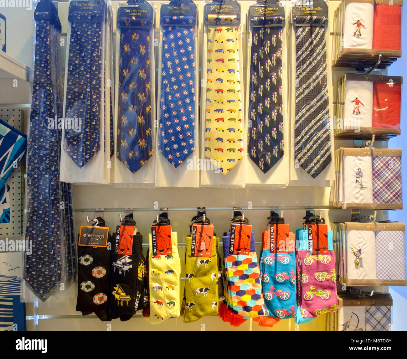 Cadeaux afficher de nouveauté et masculin de cravates, mouchoirs et chaussettes Banque D'Images