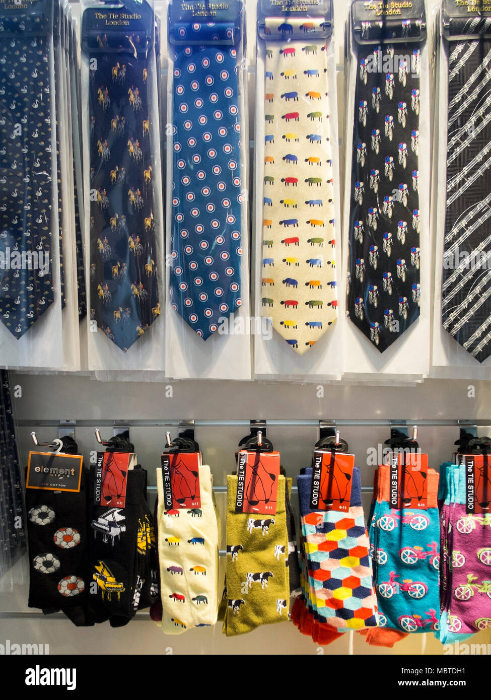Cadeaux afficher de nouveauté men's cravates, mouchoirs et chaussettes Banque D'Images