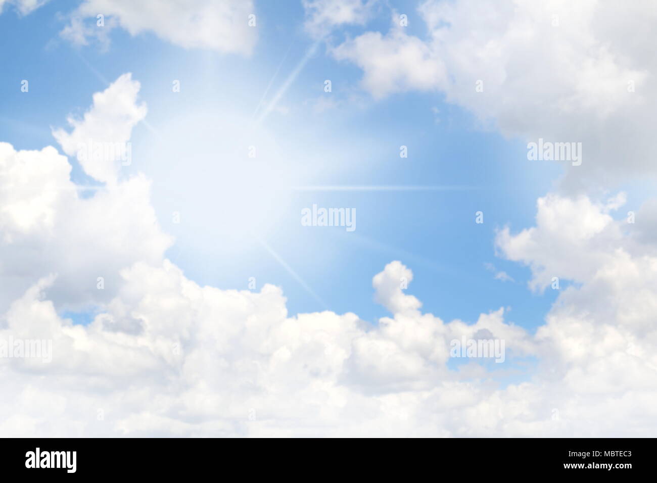 Ciel et soleil, ciel clair, belle lumière de soleil sur sky jour Banque D'Images