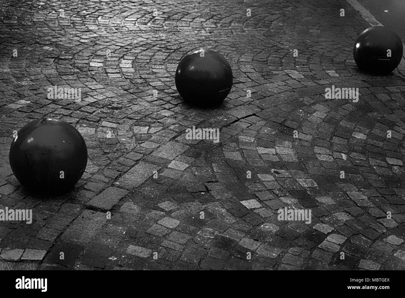 La chaussée de la rue pavée, un carré avec des pierres décoratives dans la soirée Banque D'Images