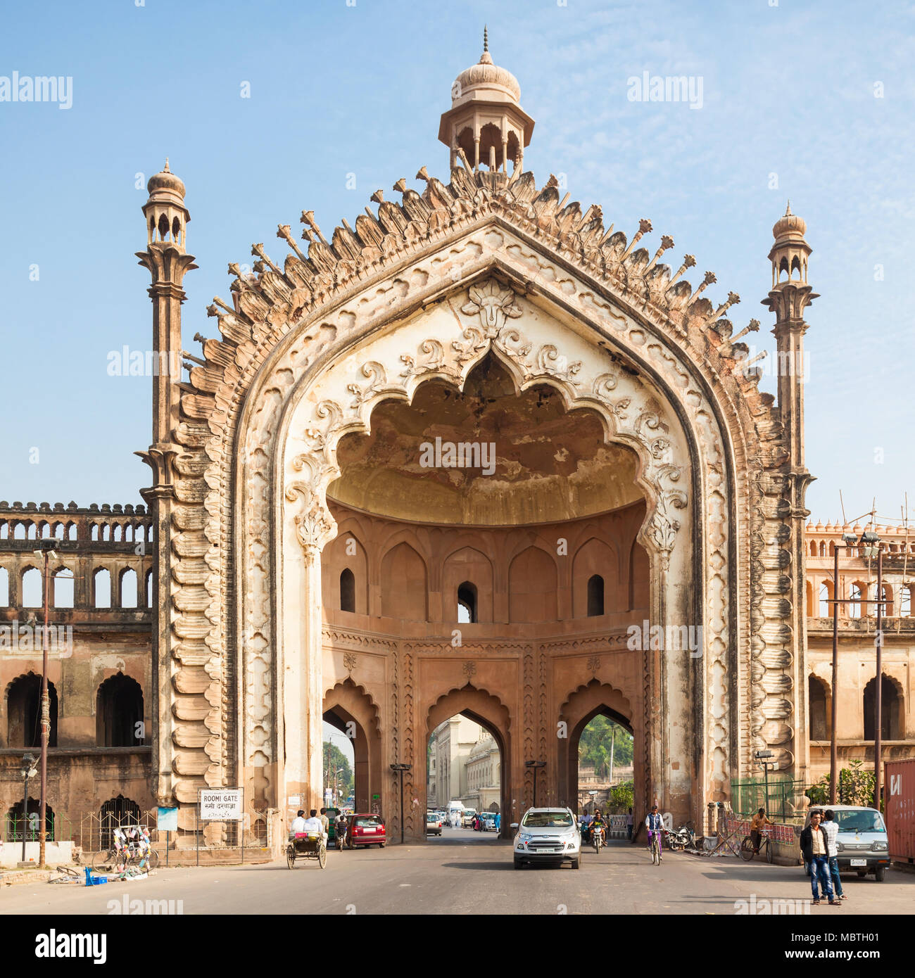 LUCKNOW, INDE - 15 NOVEMBRE 2015 : Le Rumi Darwaza (turc) porte à Lucknow, Uttar Pradesh de l'Inde est une imposante passerelle. Banque D'Images