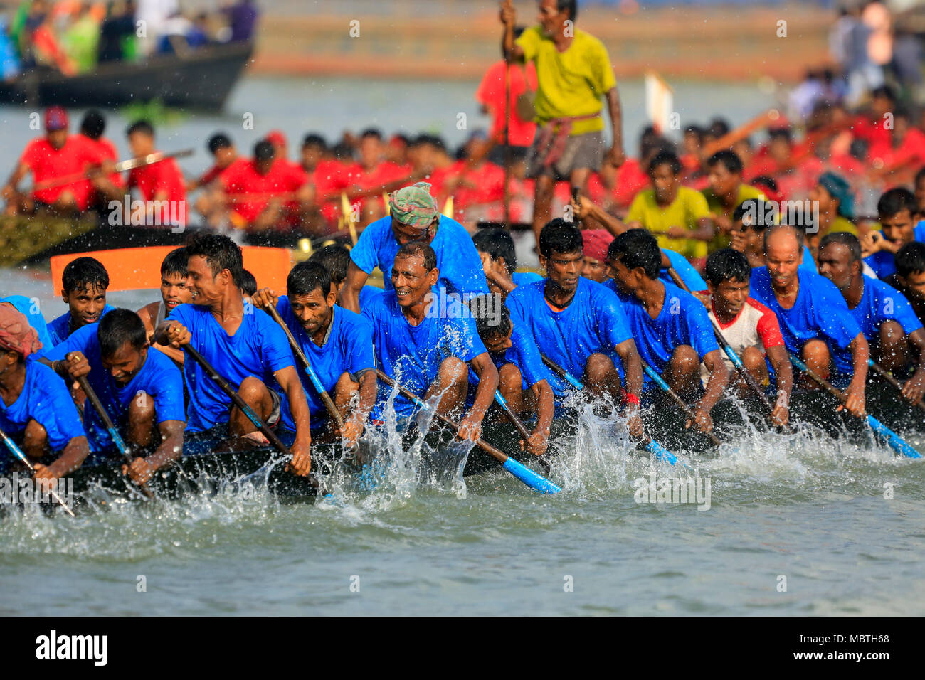 Course de bateau sur la rivière Buriganga. Dhaka, Bangladesh. Banque D'Images