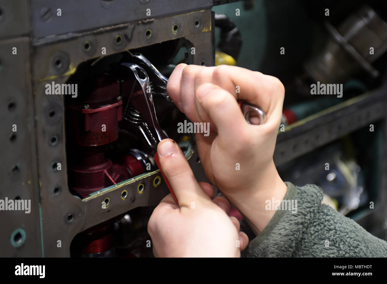 Un 48e Escadron de maintenance des composants d'un membre de la vanne de pression d'un changement dans un avion de la Royal Air Force au pylône de Lakenheath, en Angleterre, le 8 janvier. La section des systèmes de carburant de l'appareil est responsable de l'sur tous les systèmes de carburant RAF Lakenheath F-15s. (U.S. Air Force photo/Navigant de première classe Eli Chevalier) Banque D'Images