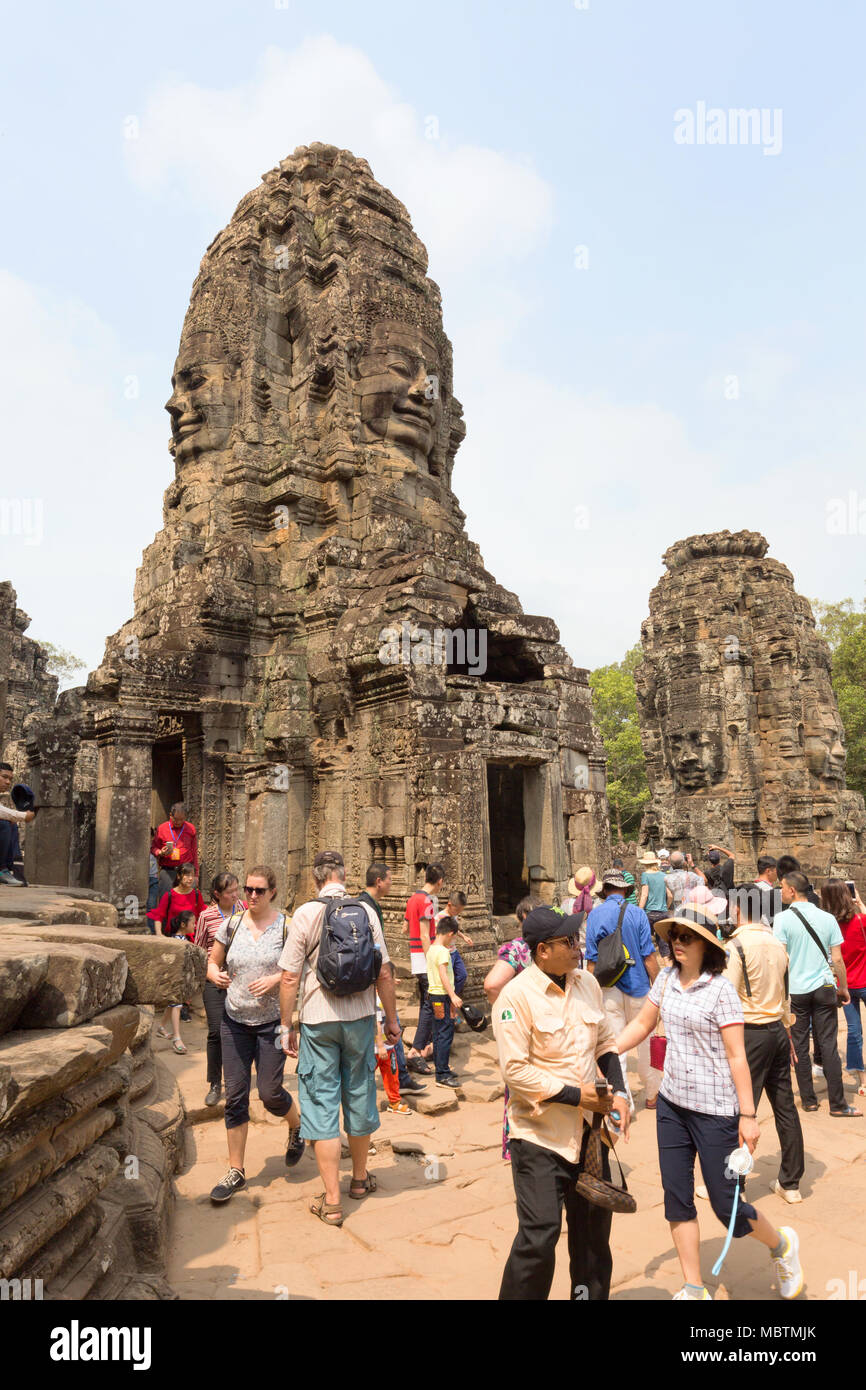 Temple Bayon Cambodge - les touristes à la recherche de visages sculptés au Bouddha, temple Bayon, Angkor Thom, site du patrimoine mondial de l'UNESCO, le Cambodge, l'Asie Banque D'Images