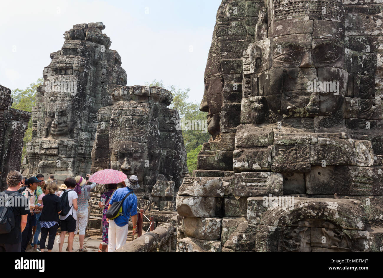 Temple Bayon, Angkor, Cambodge - les touristes à la recherche de visages sculptés au Bouddha, temple Bayon, Angkor Thom, site du patrimoine mondial de l'UNESCO, le Cambodge, l'Asie Banque D'Images