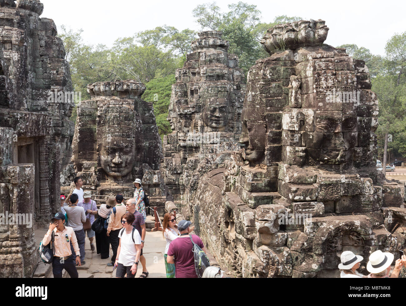 Temple Bayon, Angkor, Cambodge - les touristes à la recherche de visages sculptés au Bouddha, temple Bayon, Angkor Thom, site du patrimoine mondial de l'UNESCO, le Cambodge, l'Asie Banque D'Images