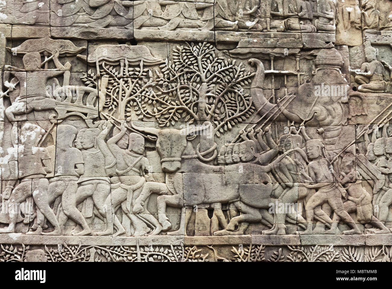 Les sculptures antiques de scènes de bataille entre les Khmers et les peuples autochtones, Jain temple Bayon, Angkor Thom, Angkor, site du patrimoine mondial de l'Asie Cambodge Banque D'Images