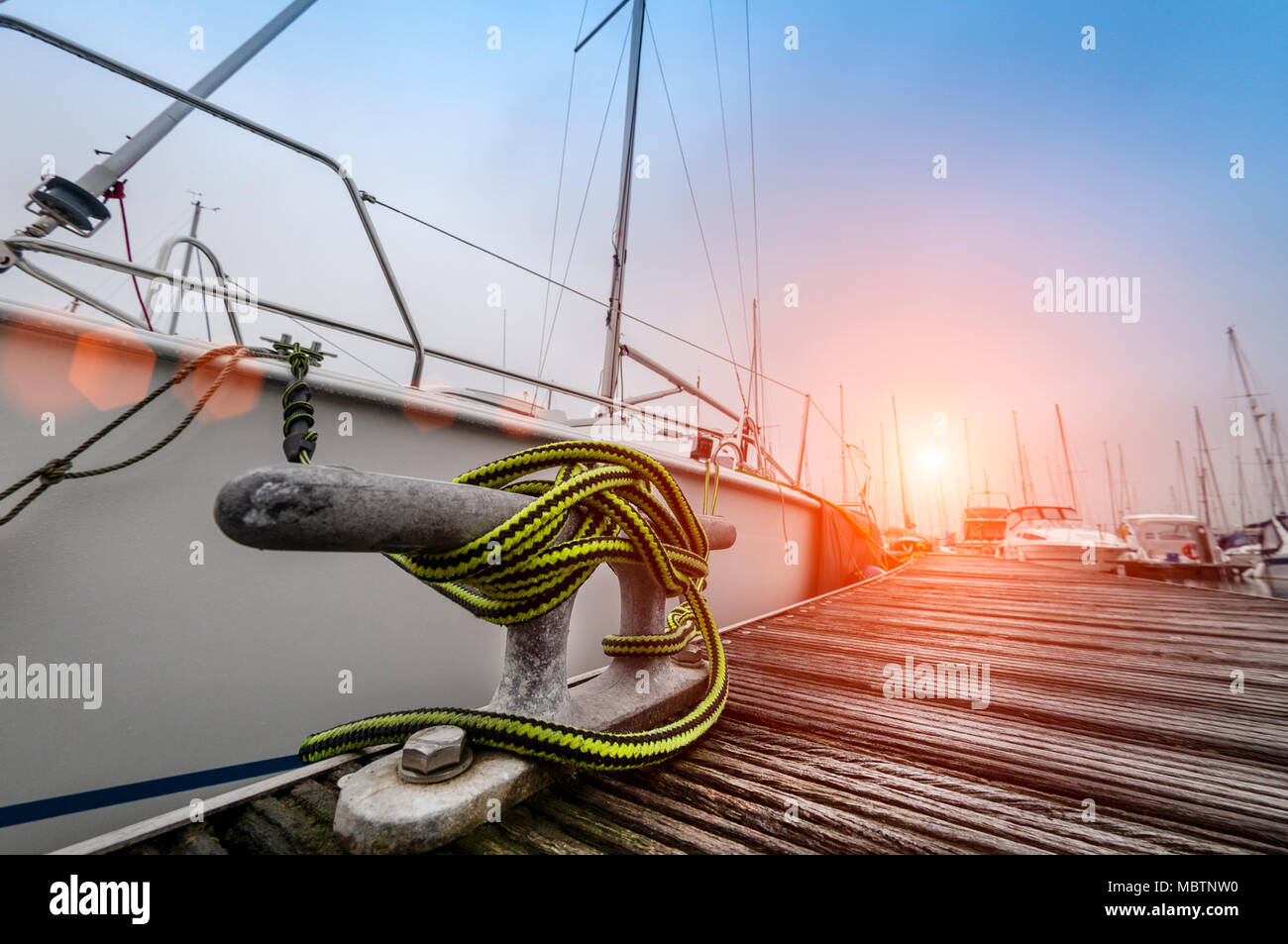 La location d'une marina, Close up of metal taquet d'amarrage et de cordes le bateau Banque D'Images