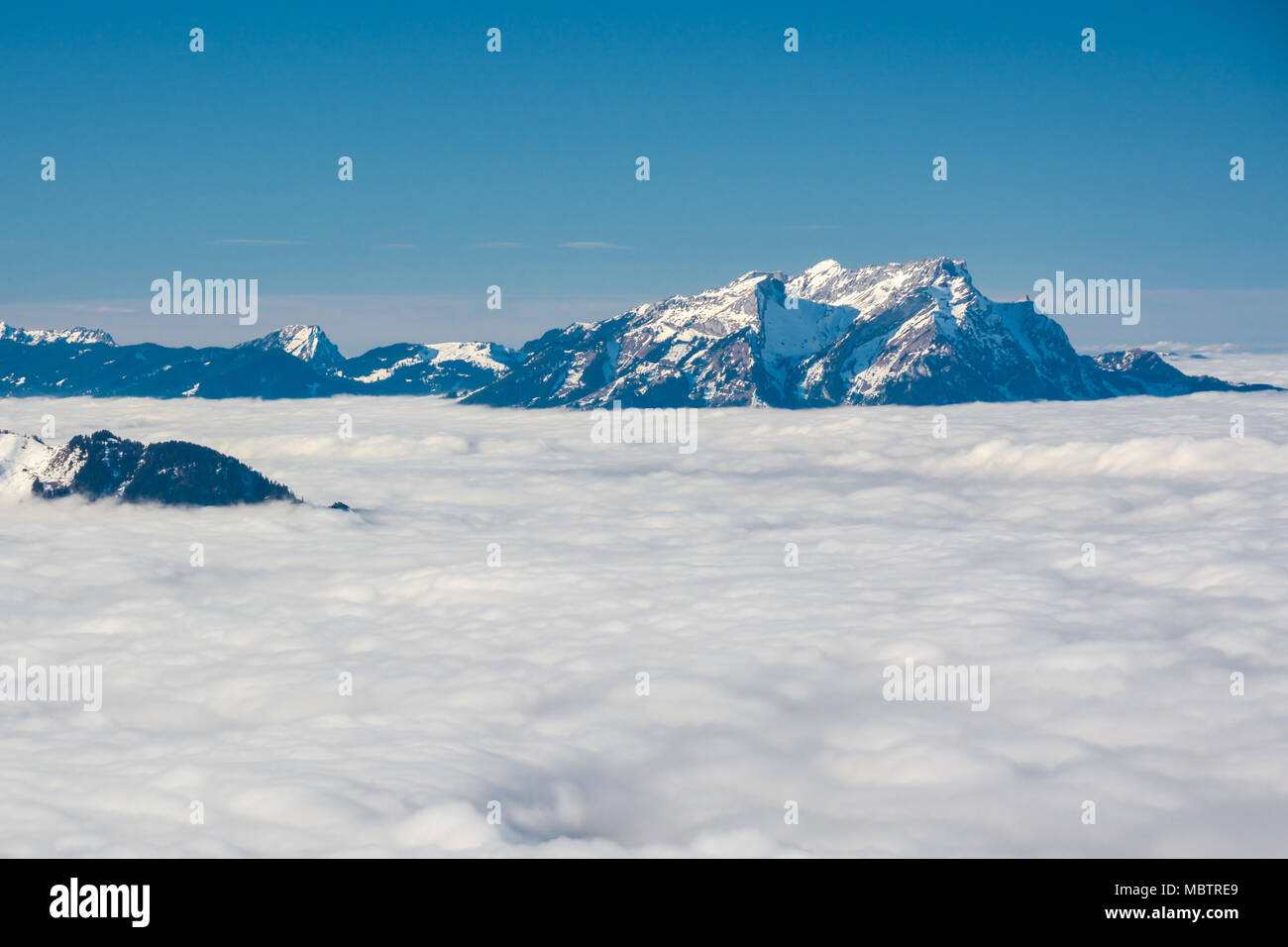 Le Mont Pilate s'élevant au-dessus de l'nuages denses dans les Alpes Suisses Banque D'Images