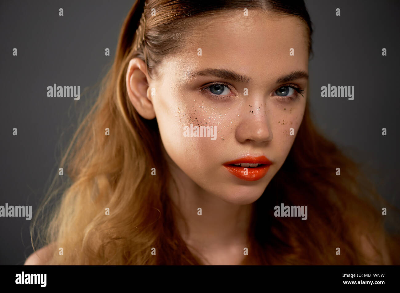 Portrait de jeune fille belle en studio, avec maquillage professionnel.le  tournage de beauté. Portrait de beauté d'une belle jeune fille avec de  l'orange vif.la peau des lèvres de rousseur d'Or Photo Stock -