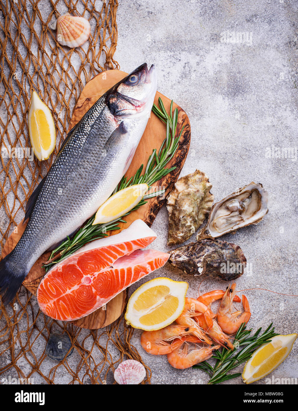 Concept de fruits de mer. Les poissons, les crevettes et les huîtres. Banque D'Images