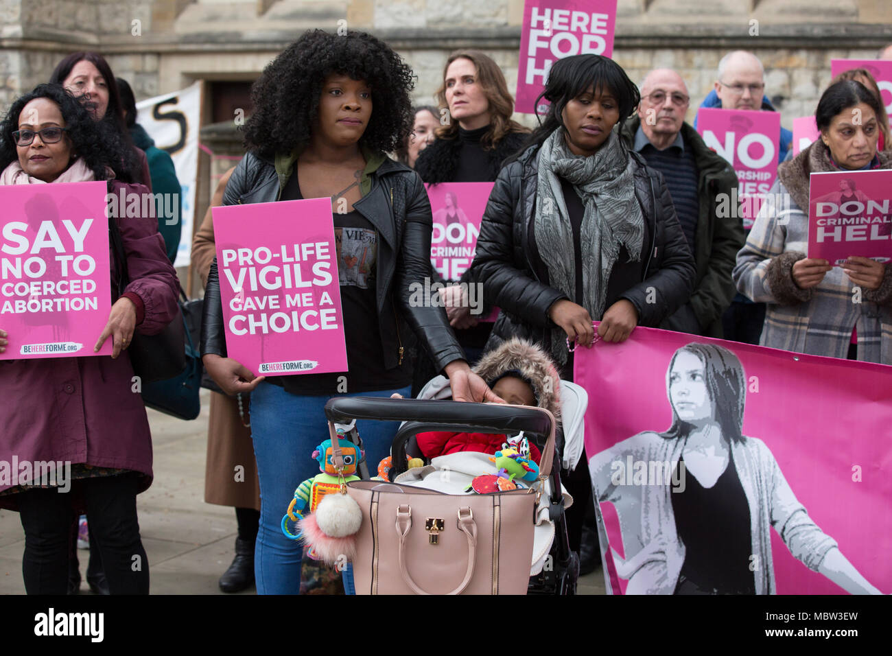 Les militants pro-vie manifester devant l'Hôtel de Ville d'Ealing Broadway avant l'avortement zone tampon voter cette semaine, Londres, UK Banque D'Images