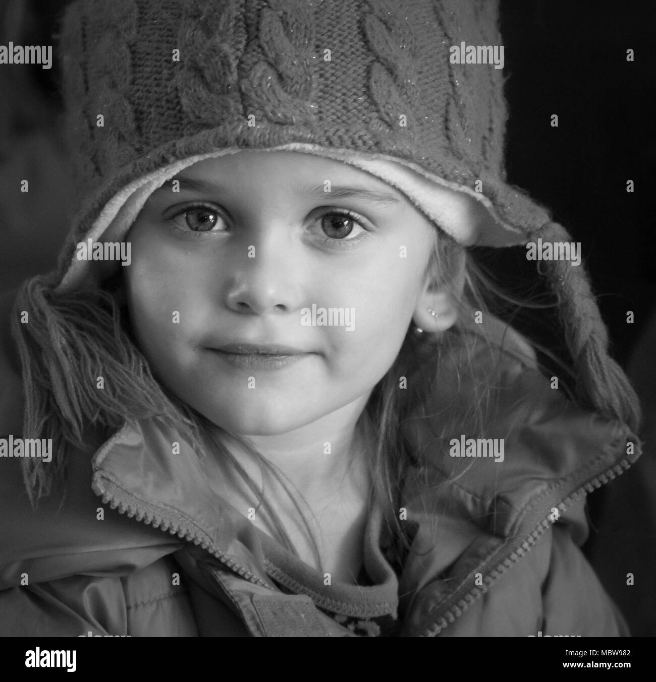 Pris dans la jolie Kaylee la fin Novembre la lumière naturelle comme elle et sa famille étaient dirigées accueil à la suite de la famille Greiner dîner de Thanksgiving. Banque D'Images