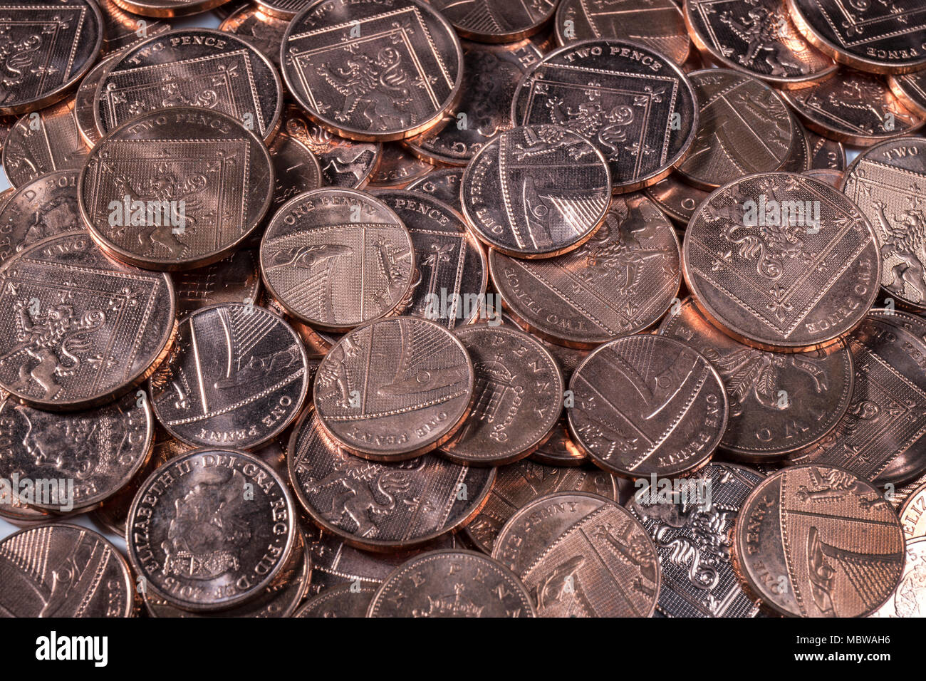 Un groupe de 1p et 2p UK au hasard des pièces exposées Banque D'Images