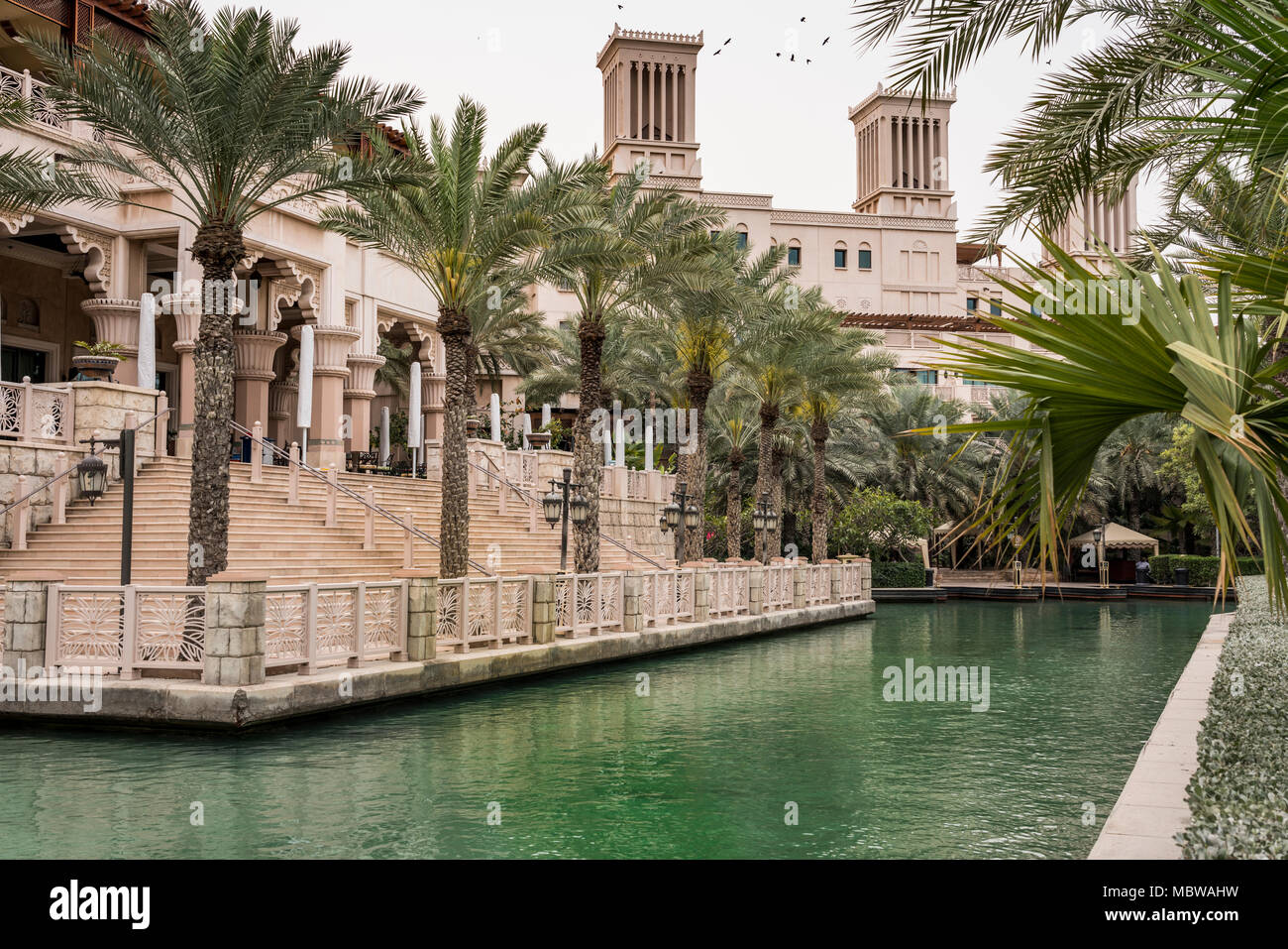 Abra bateaux dans les canaux du Souk Madinat Jumeirah à Dubai, UIAE, au Moyen-Orient. Banque D'Images