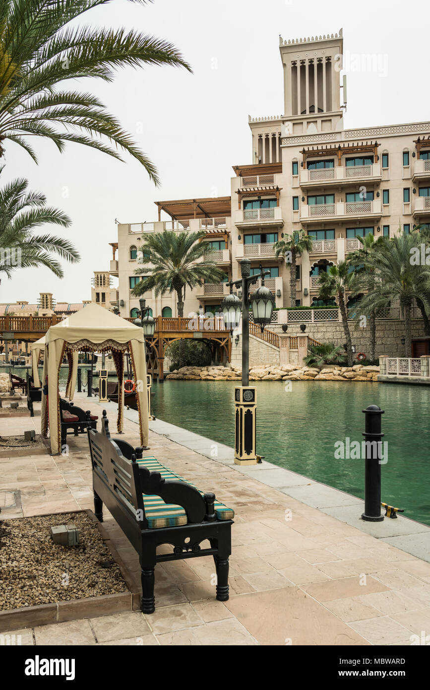 Abra bateaux dans les canaux du Souk Madinat Jumeirah à Dubai, UIAE, au Moyen-Orient. Banque D'Images