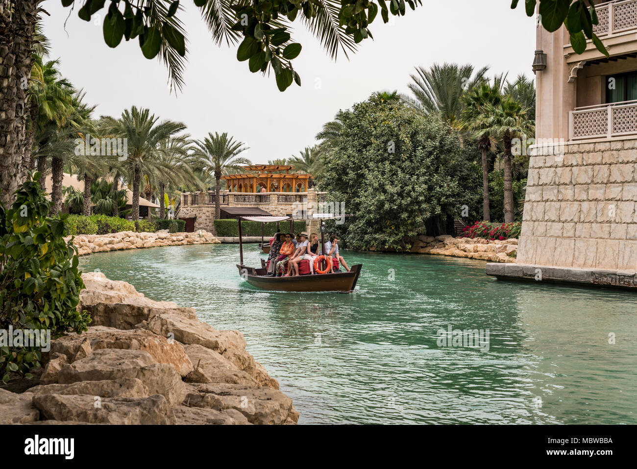 Abra bateaux dans les canaux du Souk Madinat Jumeirah à Dubai, UIAE, au Moyen-Orient. Banque D'Images