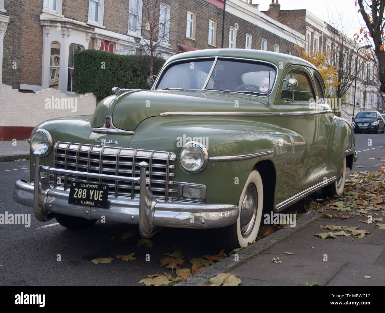 Ancienne rétro années quarante années 501940S/1950 vert sage voiture Dodge américain représenté à Londres rue résidentielle Banque D'Images