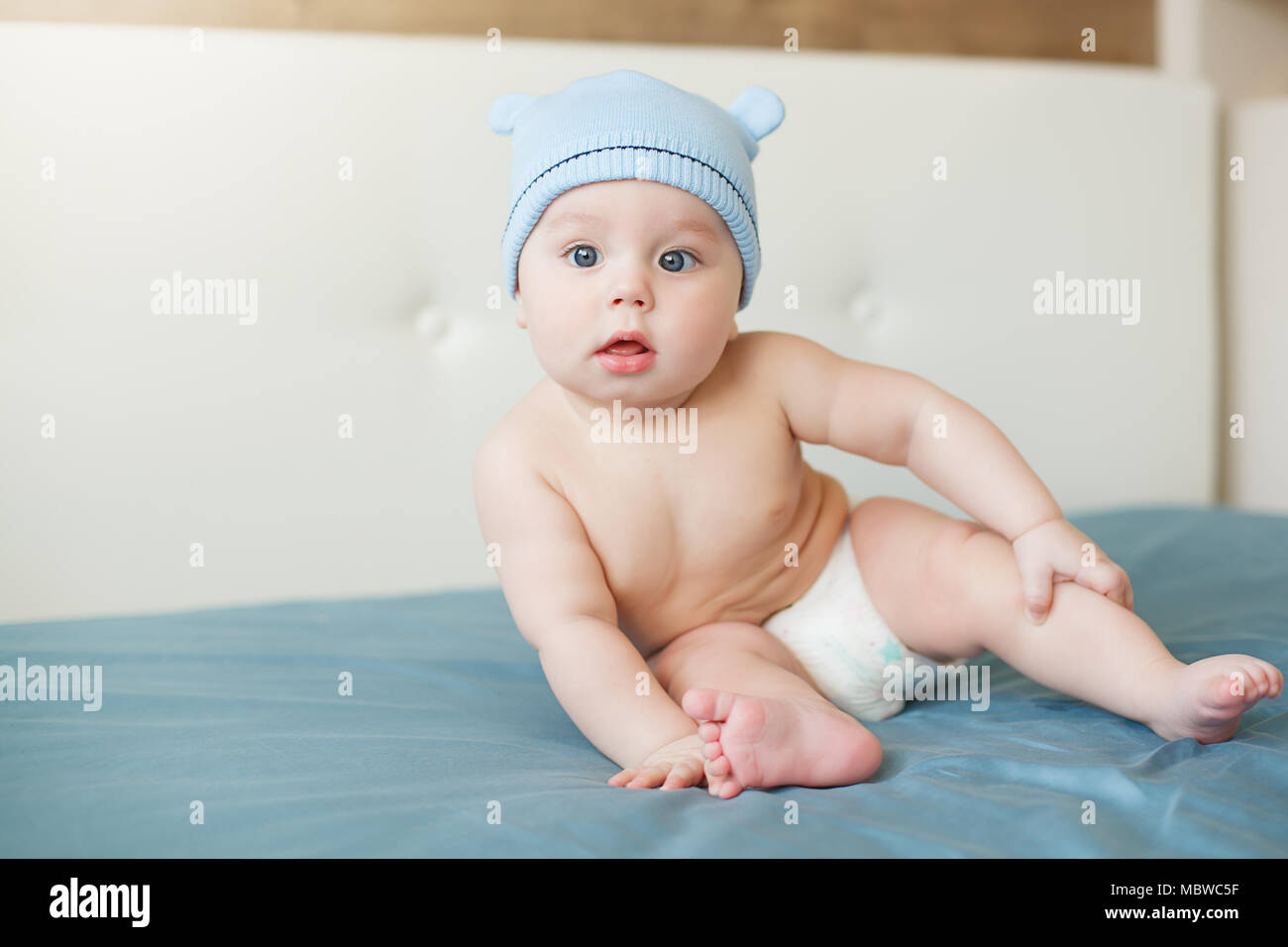 Peu Drole Bebe Garcon Aux Grands Yeux Bleus Smiling Avec Capuchon Mignon Avec Des Oreilles Sur La Tete Piscine Photo Stock Alamy