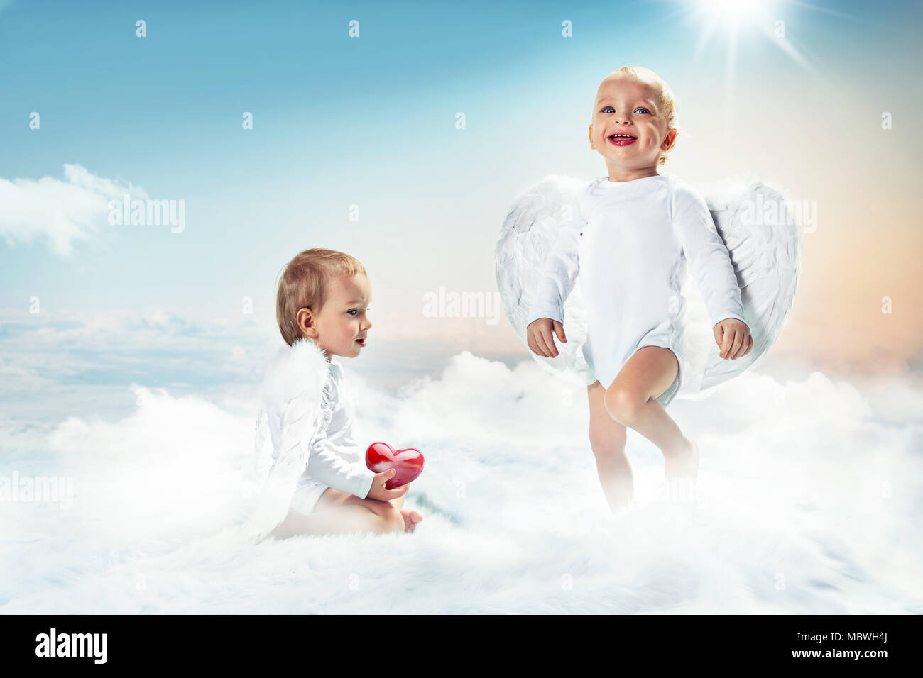 Portrait conceptuel d'un deux joyeux sur la nuée de Cupids Banque D'Images