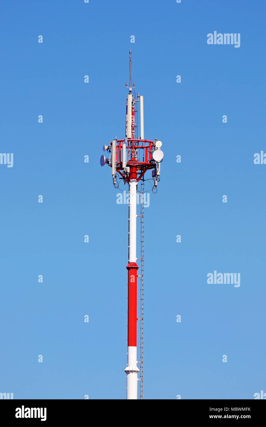 Communication Tower against a blue sky Banque D'Images