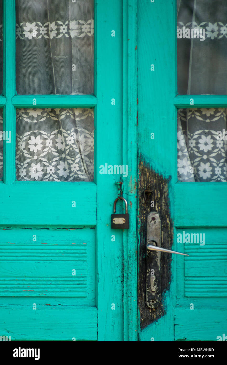 Vieille porte avec casier métallique Banque D'Images