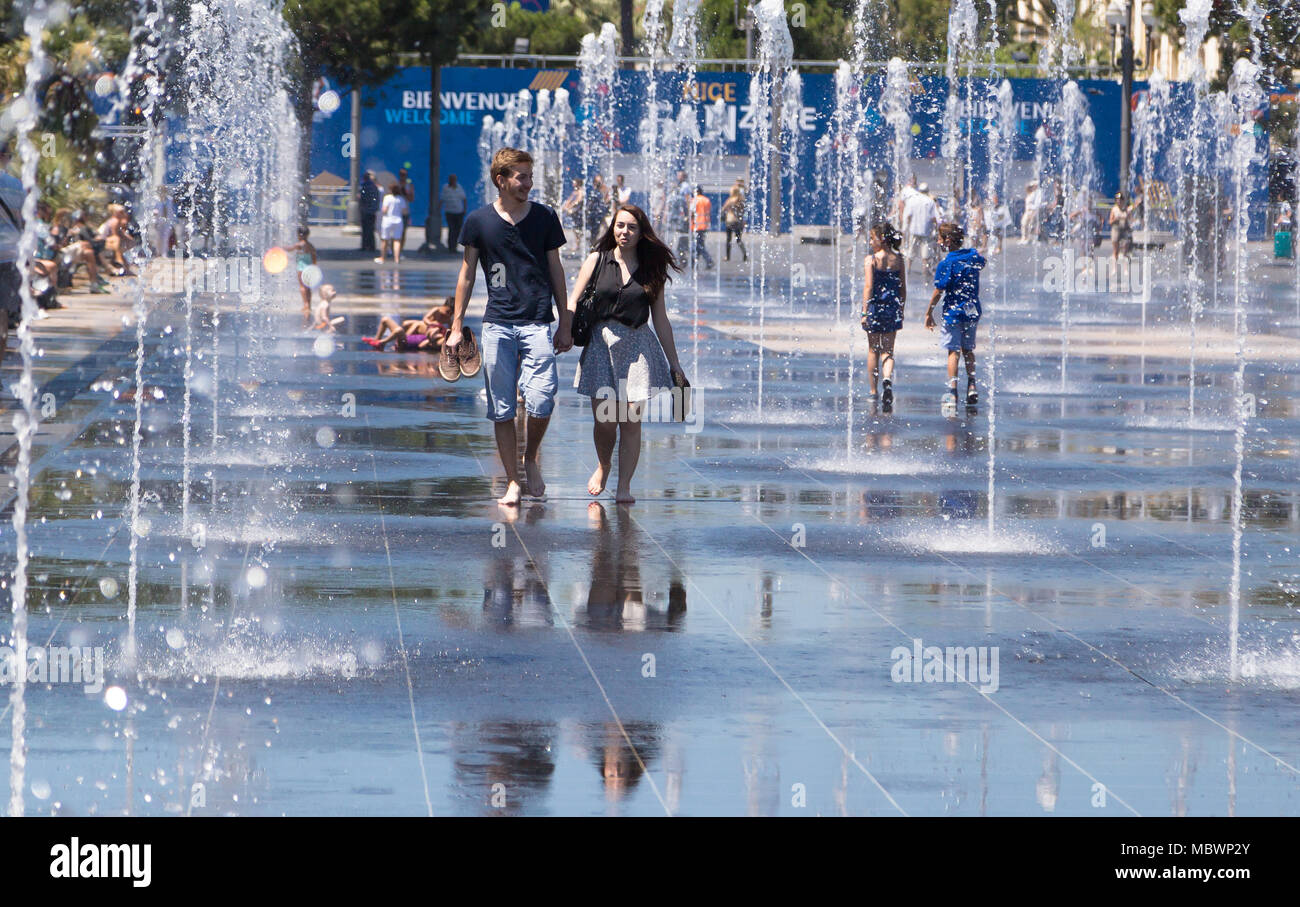 23 juin 2016 Nice France Homme et femme marchant à travers fontaines main dans la main Banque D'Images
