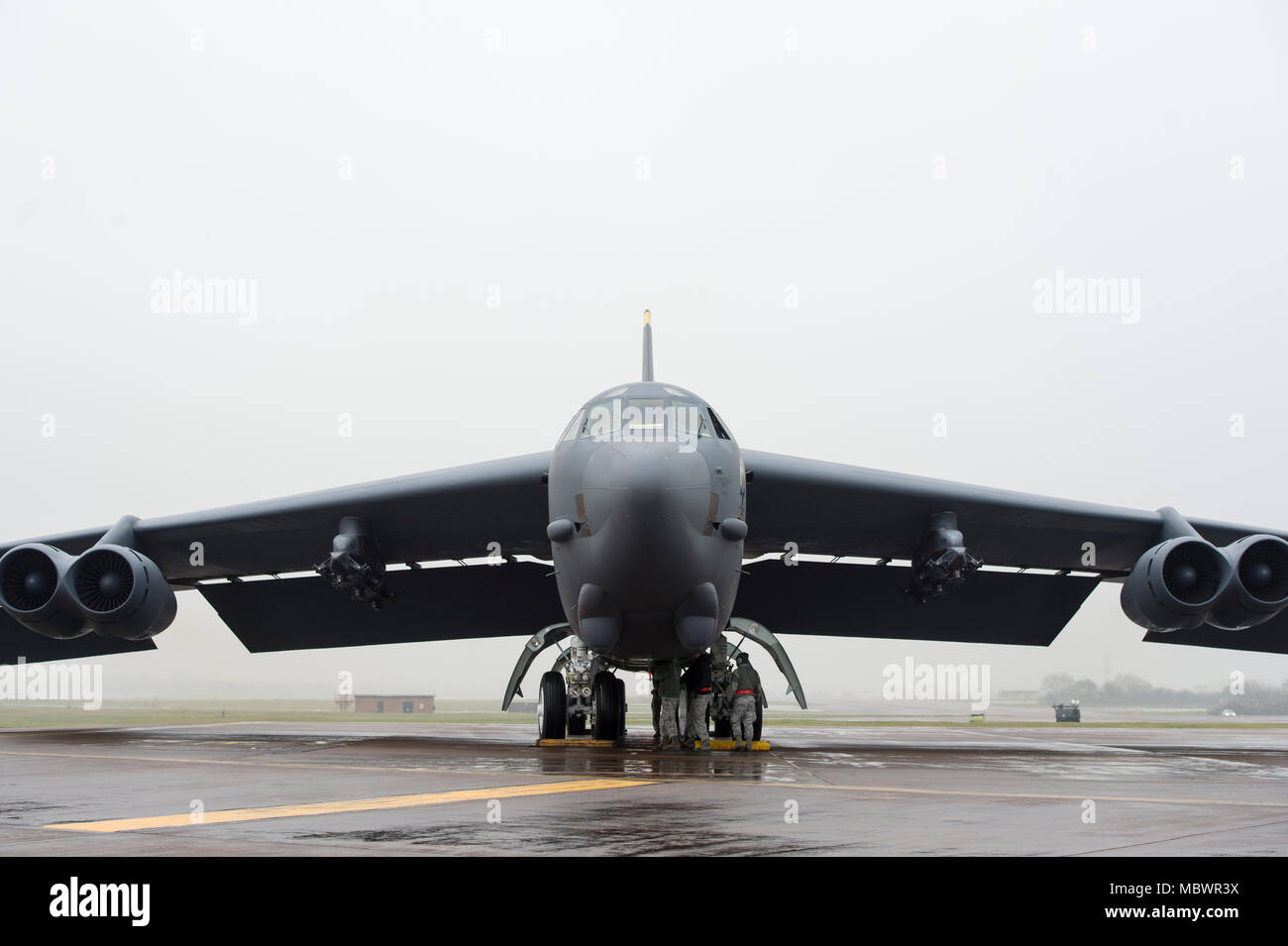 Un B-52 Stratofortress déployés à partir de Minot Air Force Base, N.D., se trouve sur l'axe de vol après l'atterrissage à RAF Fairford, Angleterre le 9 janvier 2018. L'avion de Minot Air Force Base, N.D., déployée à RAF Fairford pour effectuer l'intégration et la formation. théâtre La formation à l'extérieur des États-Unis permet aux membres d'équipage et d'aviateurs canadiens à se familiariser avec d'autres théâtres et de l'espace aérien, et améliore les compétences durables et relations nécessaires pour faire face à un large éventail de défis mondiaux. (U.S. Air Force photo de Tech. Le Sgt. Joshua J. Garcia) Banque D'Images