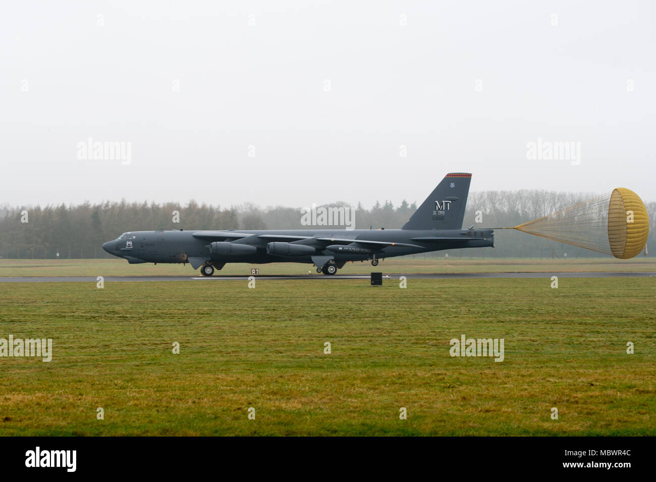 Un B-52 Stratofortress déployés à partir de Minot Air Force Base, N.D., taxis la piste de RAF Fairford, Angleterre le 9 janvier 2018. Le déploiement est en faveur d'une rotation des bombardiers stratégiques d'effectuer l'intégration et la formation. théâtre Avec formation de partenaires, aux nations alliées et d'autres unités de l'US Air Force contribue à la 5e Escadre bombe prête à contribuer et forces postured. (U.S. Air Force photo de Tech. Le Sgt. Joshua J. Garcia) Banque D'Images