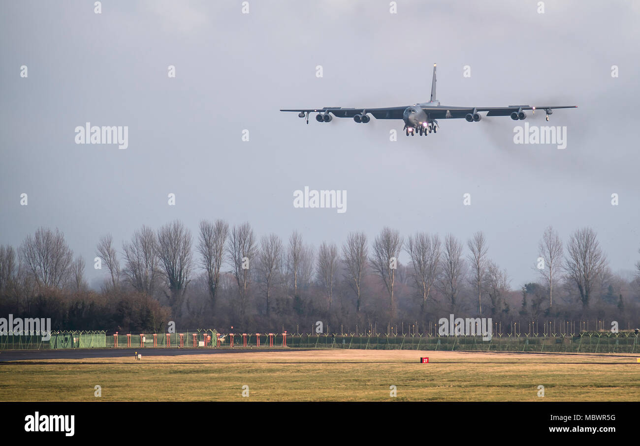 Un B-52 Stratofortress arrive à RAF Fairford, Angleterre, de procéder à l'intégration et la formation de théâtre le 10 janvier 2018. Le déploiement de bombardiers stratégiques à l'exercice aide à Royaume-uni United States Air Forces in Europe's emplacement avancé d'opérations sur les bombardiers. Avec formation de partenaires, aux nations alliées et d'autres unités de l'US Air Force à la 5e Escadre bombe prête à contribuer et forces postured. (U.S. Photo de l'Armée de l'air par le sergent. Trevor T. McBride) Banque D'Images