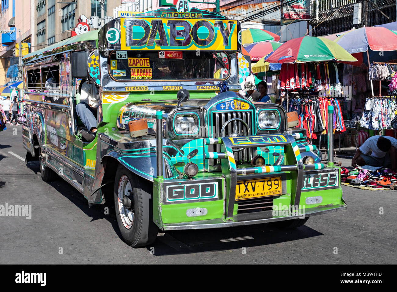 Manille, Philippines - Le 17 Mars : sur rue à Manille Jeepney, Mars 17, 2013, Manille, Philippines. Jeepney est un transport public plus populaires sur Philip Banque D'Images