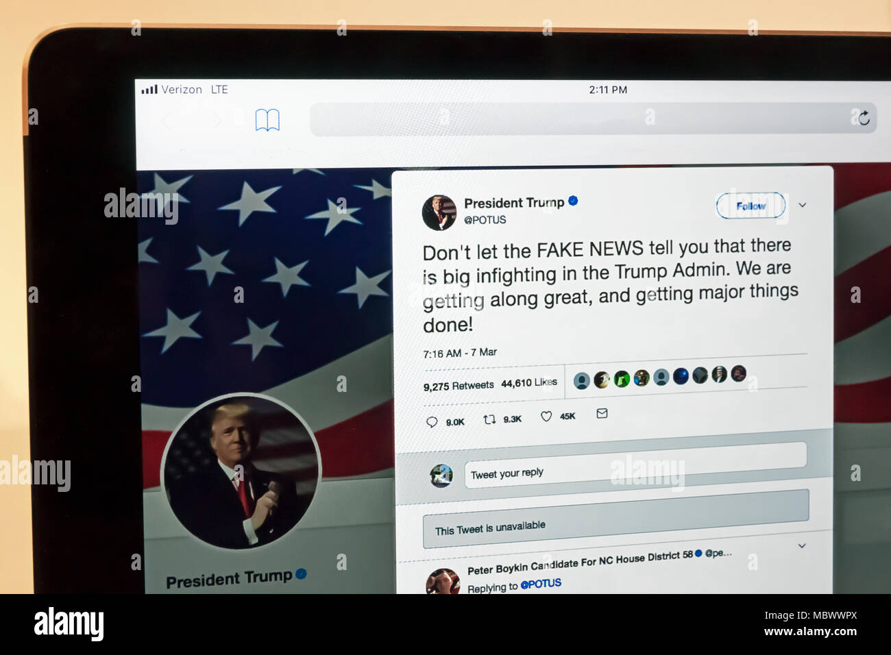 Le président Donald Trump's tweet concernant de fausses nouvelles sur le président de la United States' (POTUS) compte Twitter (un domaine public site web). Banque D'Images